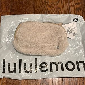 Lululemon Everywhere Belt Bag Fleece